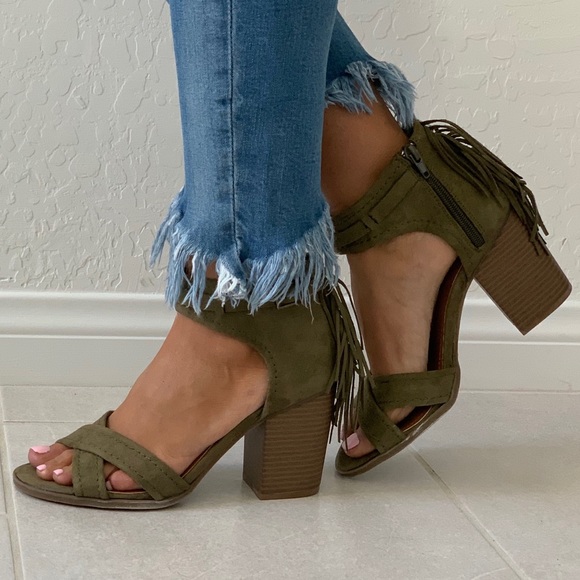 NIB Olive Crisscross Vamp Fringe Block Heel Sandal - Picture 2 of 8